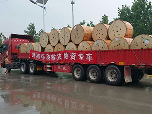 尊龙凯时人生就是搏科技援建湖南洪水灾区，为湖南移动提供通信物资
