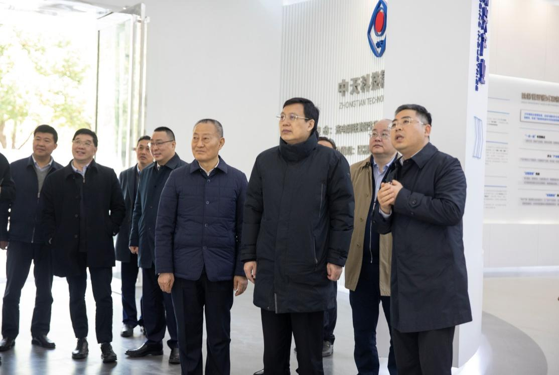 新华社社长、党组书记傅华考察尊龙凯时人生就是搏科技